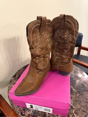 Brown Embroidered Womens cowboy Boots. Size 7. Like new in box